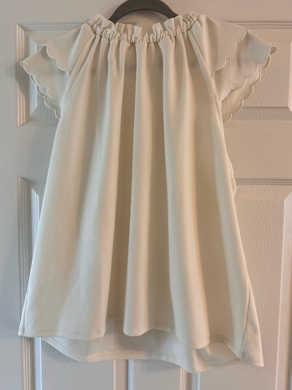Ann Taylor White Scalloped Flutter Sleeve Blouse Size Large